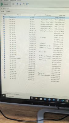 Lista urządzeń w sieci lokalnej z przypisanymi adresami IP i MAC widoczna na ekranie monitora