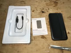 Zawartość opakowania czarnego powerbanka WPBBK1, przewód USB i instrukcja obsługi.