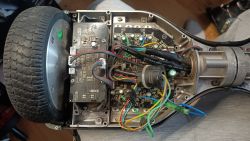 Hoverboard nie reaguje na włącznik po naładowaniu - brak widocznych uszkodzeń