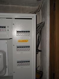 Redukcja zakłóceń EMI i RFI/uziemienie, instalacja elektryczna, ferryty itp. Redukcja zakłóceń EMI i RFI/uziemienie, instalacja elektryczna, ferryty itp.