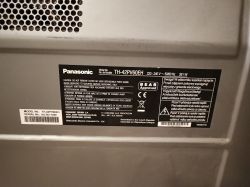 Tabliczka znamionowa na tylnej części telewizora Panasonic model TH-42PV60EH.