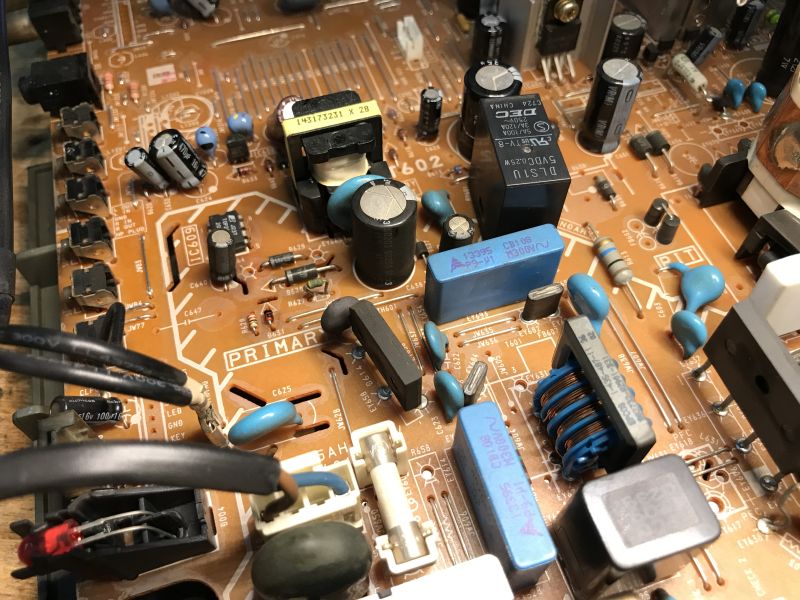 Zbliżenie na płytę główną telewizora CRT Sony Trinitron z elementami elektronicznymi