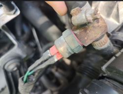 Zardzewiały złącze elektryczne z dwoma przewodami w silniku samochodu