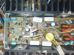 Wnętrze urządzenia elektronicznego z widocznymi obwodami i komponentami.