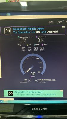 Wynik testu prędkości internetu na ekranie komputera z sieci Plus: pobieranie 1,02 Mb/s, wysyłanie 0,14 Mb/s.