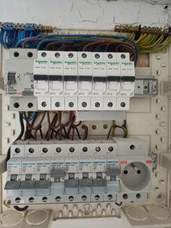 Tablica elektryczna z bezpiecznikami marki Schneider i Hager.