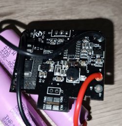 Zdjęcie uszkodzonego układu elektronicznego z powodu pomyłki polaryzacji podczas wymiany ogniwa.