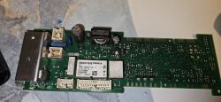 Uszkodzony programator pralki z widocznymi komponentami elektronicznymi na płytce PCB