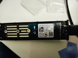 Zbliżenie na kieszeń Zenwire BS-2809S z podłączonym dyskiem Western Digital PC SN520 NVMe SSD.