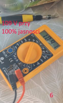 Multimetr pokazujący napięcie 109 V zmierzone przy 100% jasności LED