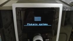 Kaffeemaschinen-Display mit der Nachricht Systemspülung.