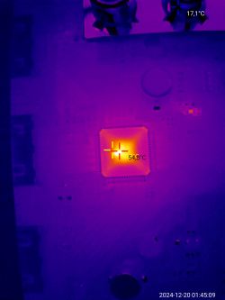 Zbliżenie na płytę PCB w trybie termowizyjnym z gorącym punktem o temperaturze 54,8°C.