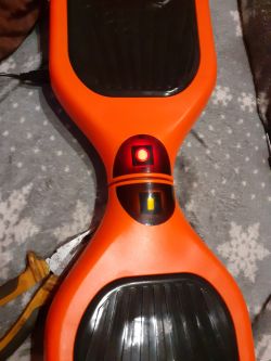 Deskorolka elektryczna Shark: Kontrolka ładowania miga, brak reakcji po odłączeniu ładowarki