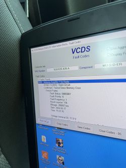 Ekran laptopa pokazujący błędy diagnostyki VCDS.