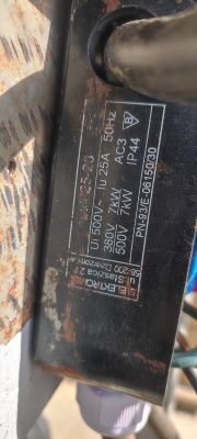 Tabliczka znamionowa urządzenia elektrycznego z widocznymi parametrami technicznymi.