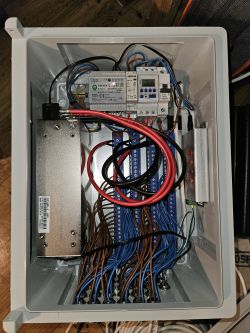 Skrzynka sterująca z komponentami elektrycznymi i okablowaniem.