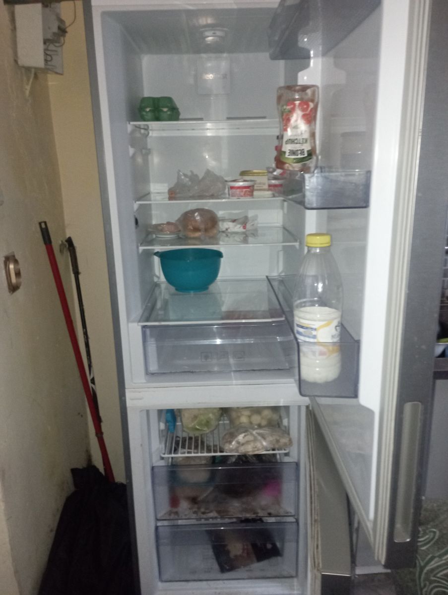 Beko RCNA305K40SN w lodówce zamrażalnik mrozi, a lodówka nie chłodzi.