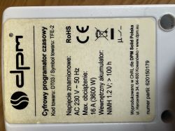 Etykieta cyfrowego programatora czasowego DPM z danymi: AC 230 V, 16 A, akumulator NiMH 1,2 V