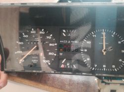 Prędkościomierz i zegar w liczniku Volkswagen Golf 2 diesel z 1992 roku.