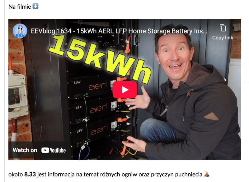 Mężczyzna przy instalacji akumulatorów AERL 15kWh z widocznymi ogniwami LiFe.