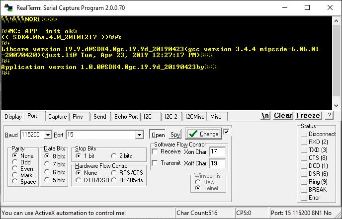 Ekran programu RealTerm pokazuje dane przebiegające przez port szeregowy przy użyciu 115200 baud.