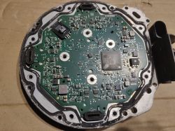 Zdjęcie płytki drukowanej z uszkodzonymi elementami elektronicznymi.