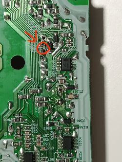 Zbliżenie na płytkę drukowaną z zaznaczonym kondensatorem SMD.