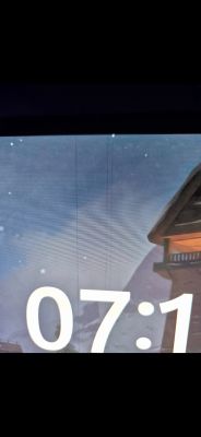 Monitor iiyama 34 z pionowymi kolorowymi paskami.