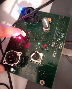 Układ elektroniczny z diodami LED i pokrętłem, wskazywany palcem