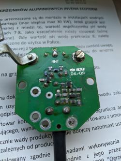 Lutowanie żyły głównej kabla w wzmacniaczu anteny Telmor ASR do pracy jako symetryzator