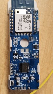 Elektronikplatine eines Tuya-Türsensors mit CB3S-Chip.