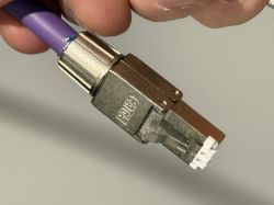 Zbliżenie na końcówkę kabla sieciowego Digitus CAT 6A.