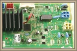 Płytka drukowana z układem elektronicznym i różnymi komponentami.