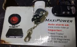 Pudełko systemu alarmowego MaxiPower z dwoma pilotami.