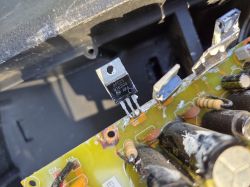 Zbliżenie płytki PCB z elementem TO-220 oznaczonym AFC25 U1620G, przy polu D3