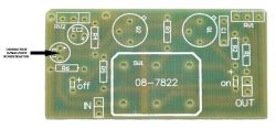 Płytka PCB efektu gitarowego z zaznaczonym błędnie oznaczonym kondensatorem przy wejściu.