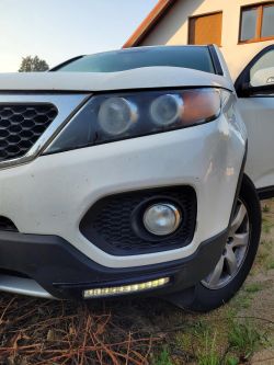 Przedni lewy reflektor i zderzak samochodu KIA Sorento II.