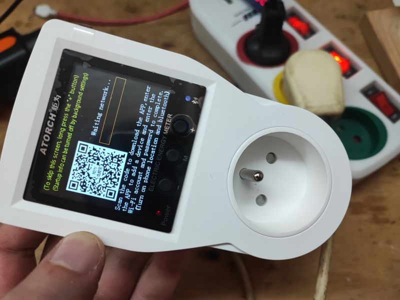 S1TW-FR: Plug-in Energy Meter with LCD Screen Plug-in energy meter S1TW-FR with a clear LCD screen.