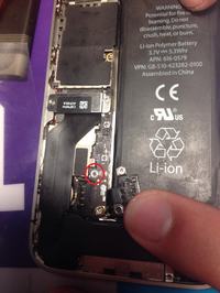 iPhone 4s - Telefon działa tylko pod ładowarką, brak elementu na płycie głównej