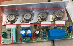 Moduł wzmacniacza audio z czterema tranzystorami 2N3055 na radiatorze