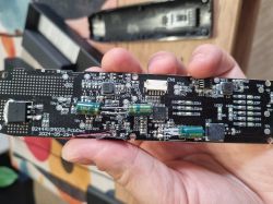 Zbliżenie na płytkę PCB ze zgrzewarki punktowej z widocznymi kondensatorami i układami