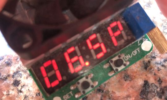 Wyświetlacz modułu elektronicznego pokazujący wartość 06.5A