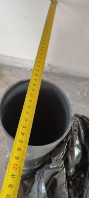 Rura kanalizacyjna o średnicy 110 mm mierzona taśmą przy ścianie