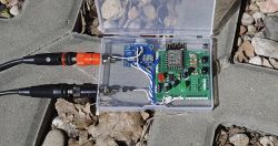 DIY electronic device for monitoring battery voltage, built with ESP8266 and INA219, housed in a plastic box.