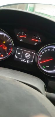 Gdzie znajdę schemat podłączenia skrzynki bezpieczników w Oplu Astra K 1.0?