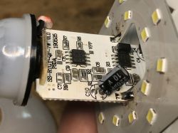 "Żarówka" LED z czujnikiem ruchu - test, wnętrze, chłodzenie... "Żarówka" LED z czujnikiem ruchu - test, wnętrze, chłodzenie...