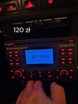 Radio samochodowe MCD włączone, wyświetlacz pokazuje 87.5 MHz i komunikat NAVIGATION AUS