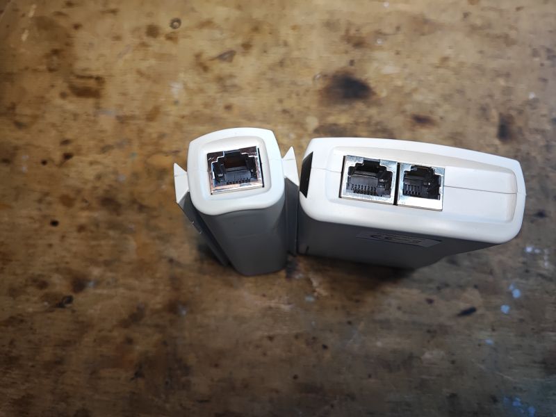 Tester kabli z dwoma częściami złącz RJ45/RJ11 na drewnianym stole
