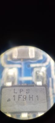 Zbliżenie na element elektroniczny oznaczony jako LPS 1F9H1 na płytce drukowanej.