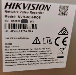 Tabliczka znamionowa rejestratora wideo Hikvision NVR-8CH-POE z danymi technicznymi i oznaczeniami